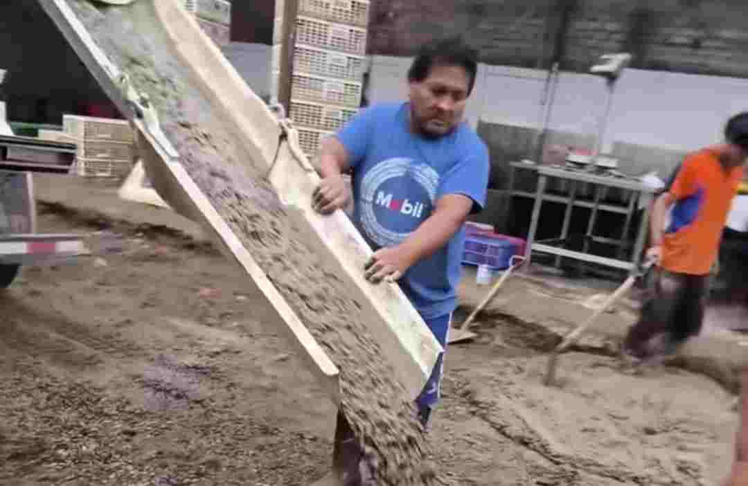 En una obra de Álvaro Obregón, un camión revolvedor entrega concreto premezclado con servicio rápido y profesional.